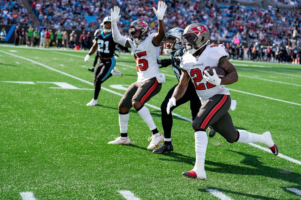 Buccaneers running back Ke'Shawn Vaughn runs for a touchdown in the first quarter against the Panthers.
