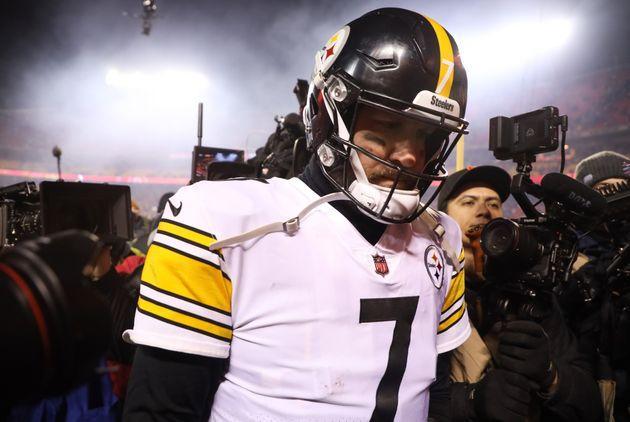 Ben Roethlisberger of the Pittsburgh Steelers walks off the field after being defeated by the Kansas City Chiefs 42-21 on Jan. 16. (Photo: Dilip Vishwanat via Getty Images)