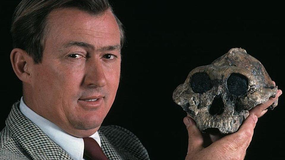 Anthropologist Richard Leakey with Australopithecus Skul