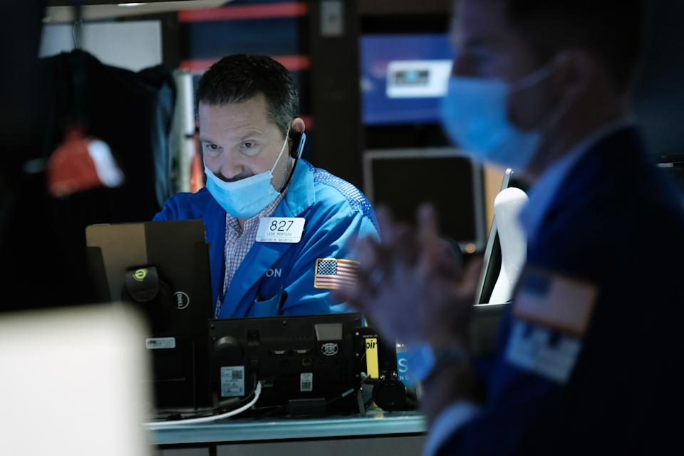 NEW YORK, NEW YORK - JANUARY 20: Traders work on the floor of the New York Stock Exchange (NYSE) on January 20, 2022 in New York City. The Dow Jones Industrial Average was up over 200 points in morning trading following days of declines. (Photo by Spencer Platt/Getty Images)