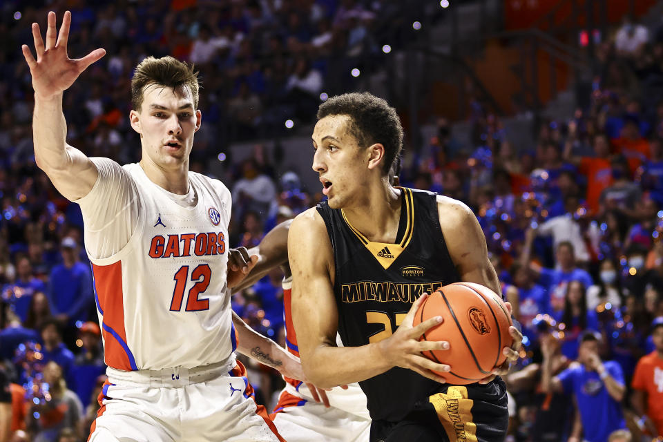 Milwaukee's Patrick Baldwin Jr. drives to the basket against Florida's Colin Castleton on Nov. 18, 2021. (James Gilbert/Getty Images)