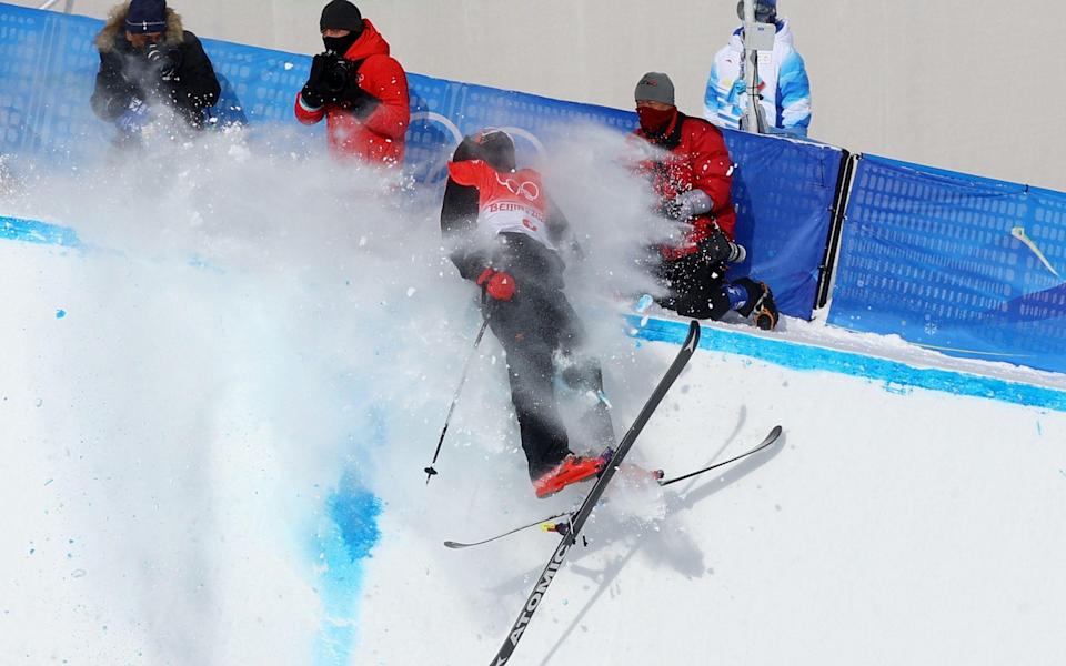 Freestyle Skiing - Men's Freeski - Halfpipe - Final - Run 2 - Genting Snow Park, Zhangjiakou, China - February 19, 2022. Gus Kenworthy of Britain crashes during his run - REUTERS