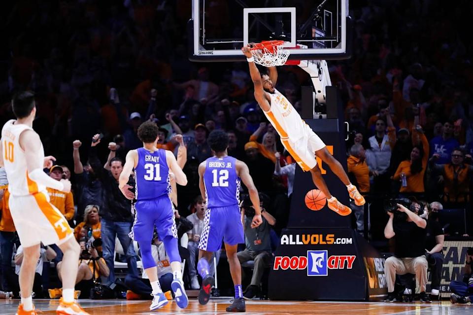 Tennessee’s Josiah-Jordan James dunks against Kentucky on Tuesday night in Knoxville. The Wildcats were unable to recover after a 17-1 Volunteers run in the first half and lost 76-63.