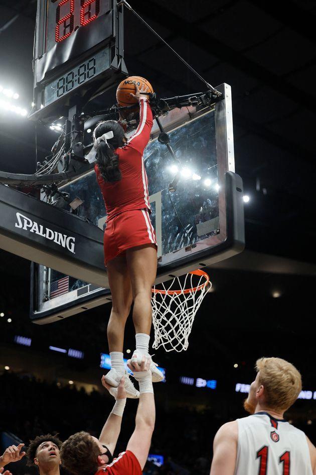 Indiana Hoosiers cheerleaders retrieves the basketball in the match-up against the Saint Mary's Gaels during the first round of the 2022 NCAA Tournament at Moda Center.  (Photo: Soobum Im-USA TODAY Sports via Reuters)