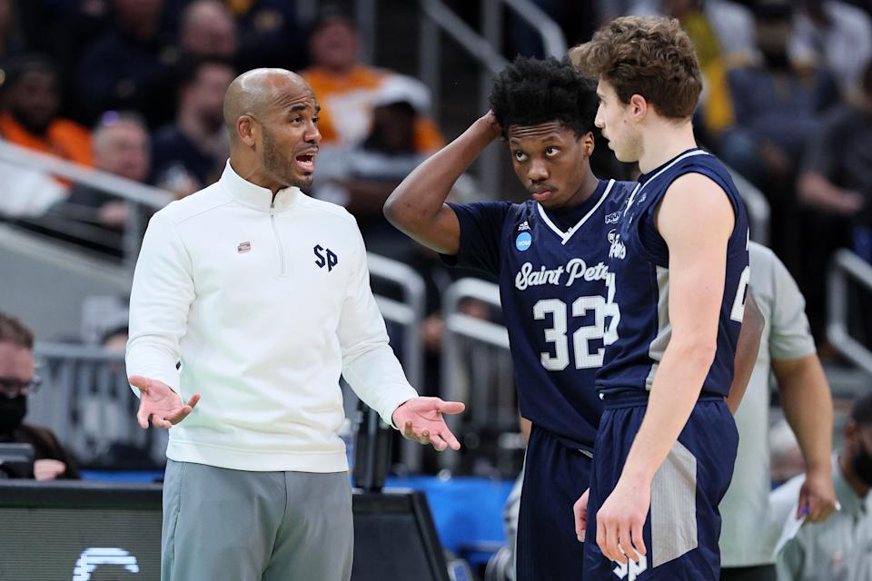 INDIANAPOLIS, INDIANA - MARCH 19: Head coach Shaheen Holloway of the St. Peter's Peacocks talks with Jaylen Murray #32 and Doug Edert #25 of the St. Peter's Peacocks during a timeout against the Murray State Racers in the first half during the second round of the 2022 NCAA Men's Basketball Tournament at Gainbridge Fieldhouse on March 19, 2022 in Indianapolis, Indiana. (Photo by Andy Lyons/Getty Images)