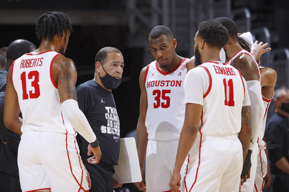 CINCINNATI, OH - FEBRUARY 06: Houston Cougars head coach Kelvin Sampson talks to his players during a college basketball game against the Cincinnati Bearcats on Feb. 6, 2022 at Fifth Third Arena in Cincinnati, Ohio. (Photo by Joe Robbins/Icon Sportswire via Getty Images)