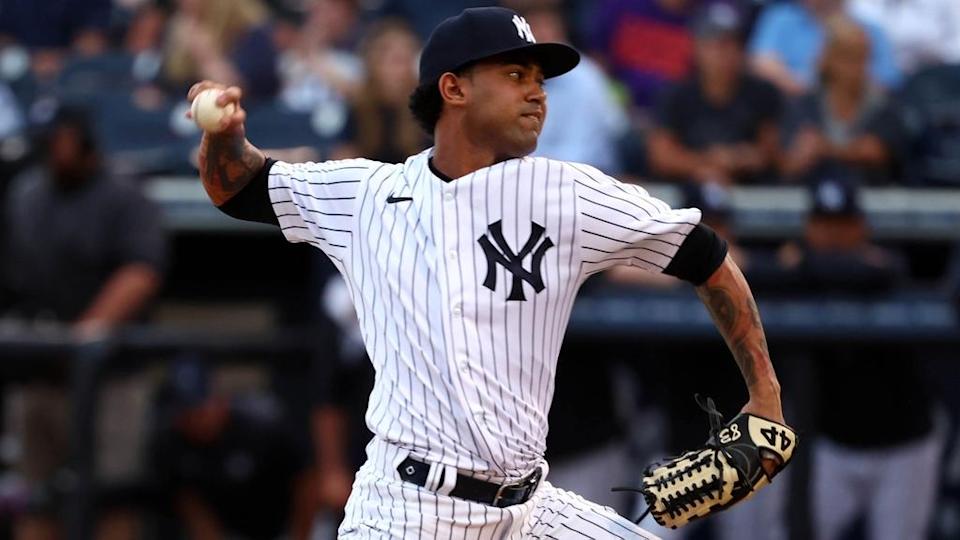 Deivi Garcia spring training home uniform pitching