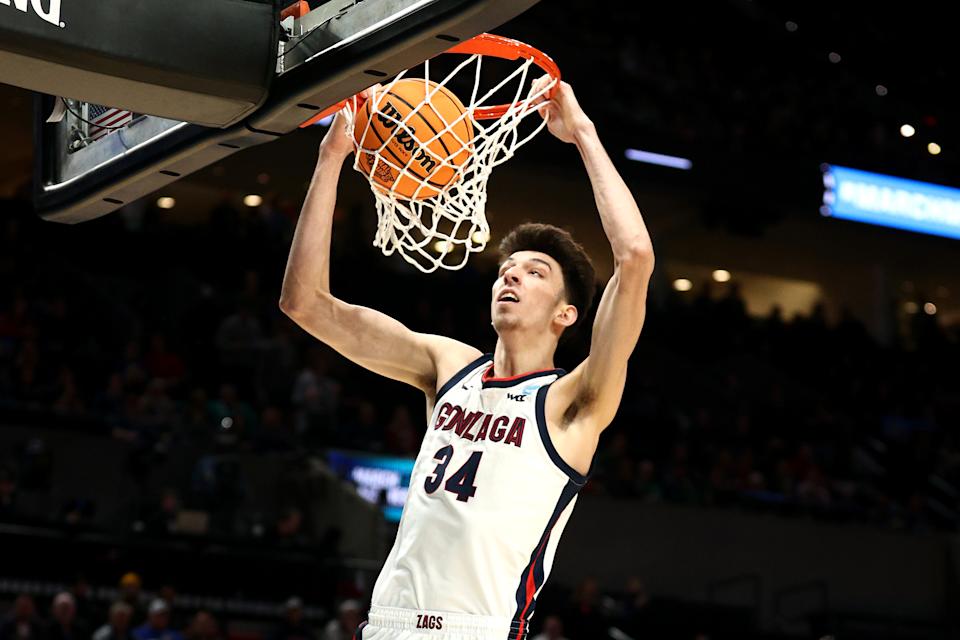 Gonzaga's Chet Holmgren dunks the ball against Georgia State in a first-round game of the 2022 NCAA men's tournament on March 17, 2022. (Ezra Shaw/Getty Images)