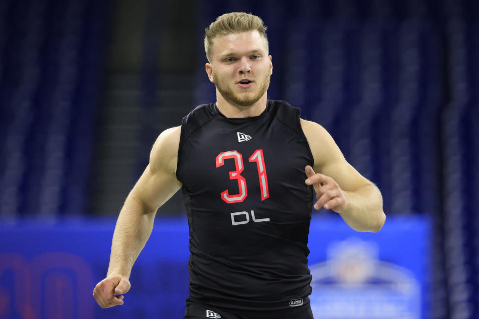 INDIANAPOLIS, INDIANA - MARCH 05: Aidan Hutchinson #DL31 of the Michigan Wolverines runs the 40 yard dash during the NFL Combine at Lucas Oil Stadium on March 05, 2022 in Indianapolis, Indiana. (Photo by Justin Casterline/Getty Images)