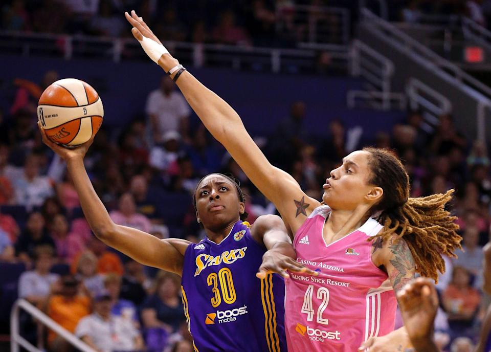 Griner (right) defends Nneka Ogwumike during a 2014 game between the Mercury and Ogwumike's Los Angeles Sparks.