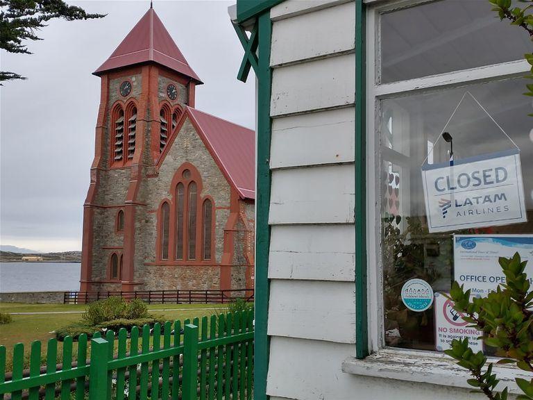 Una oficina de Latam cerrada, frente a la iglesia anglicana de Malvinas