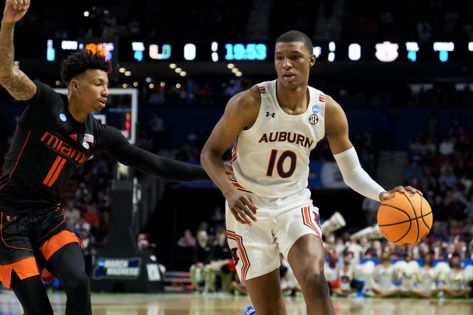 Auburn forward Jabari Smith drives to the hoop in the second round of the 2022 NCAA men's tournament. (Jim Dedmon/USA TODAY Sports)