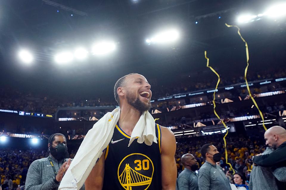 Golden State Warriors guard Stephen Curry celebrates after the Warriors defeated the Dallas Mavericks in Game 5 of the Western Conference finals in San Francisco on May 26, 2022, to advance to the NBA Finals. (AP Photo/Jeff Chiu)