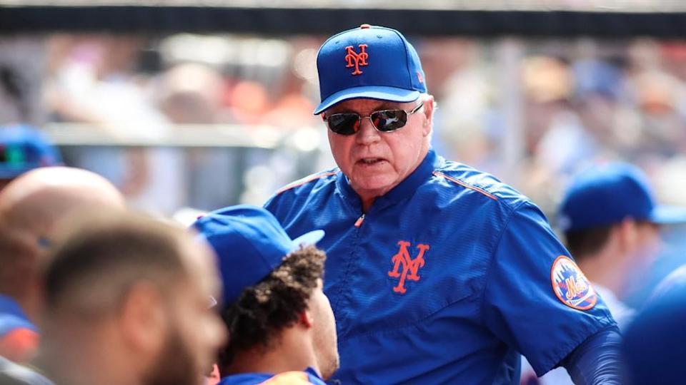 Mets Buck Showalter sunglasses on talking to dugout