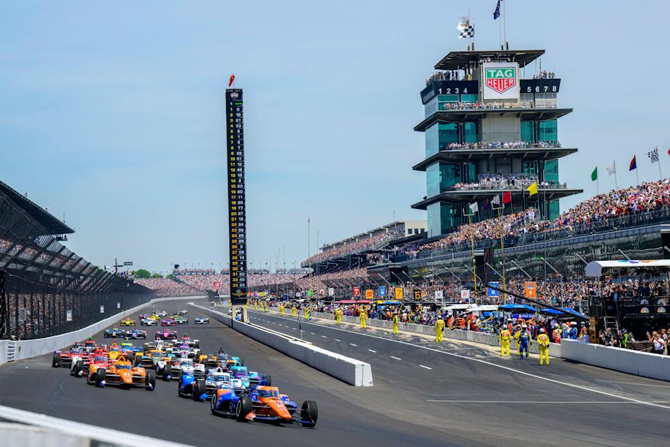 Pole winner Scott Dixon leads the field as the green flag flies for the start of 106th Indianapolis 500.