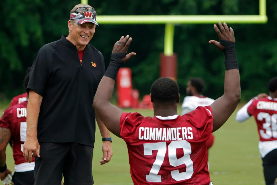 Commanders defensive coordinator Jack Del Rio jokes with guard Tyrese Robinson during a workout this month.