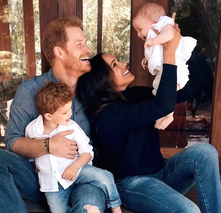 Una foto familiar de los Sussex junto a sus dos hijos