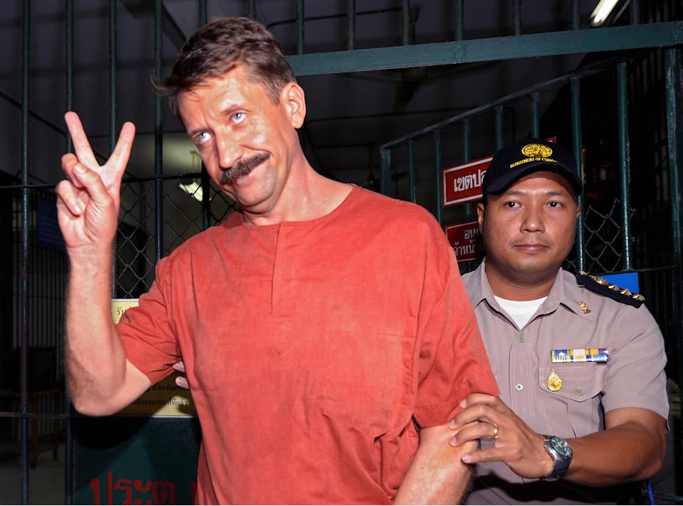 Russian alleged arms dealer Viktor Bout shows a victory sign after his verdict at the Criminal Court in Bangkok on August 11, 2009. The Thai court rejected a request by the United States for the extradition of Bout, the alleged Russian arms dealer dubbed the 