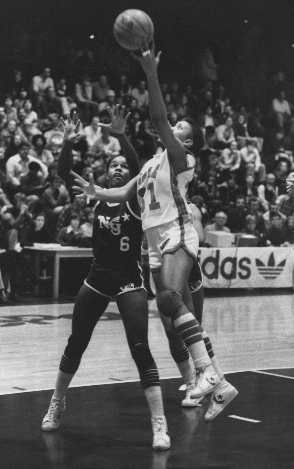 The Chicago Hustle's Liz Galloway drives to the hoop against the New York Stars' Gail Marquis during a WBL game in Chicago on Dec. 15, 1979. (AP Photo/Larry Stoddard)