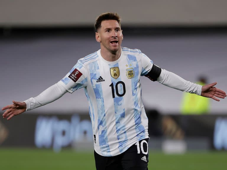 Lionel Messi, de la selección de Argentina, anota el primer tanto del encuentro de la eliminatoria mundialista frente a Bolivia, el jueves 9 de septiembre de 2021, en Buenos Aires (Juan Roncoroni/Pool via AP)