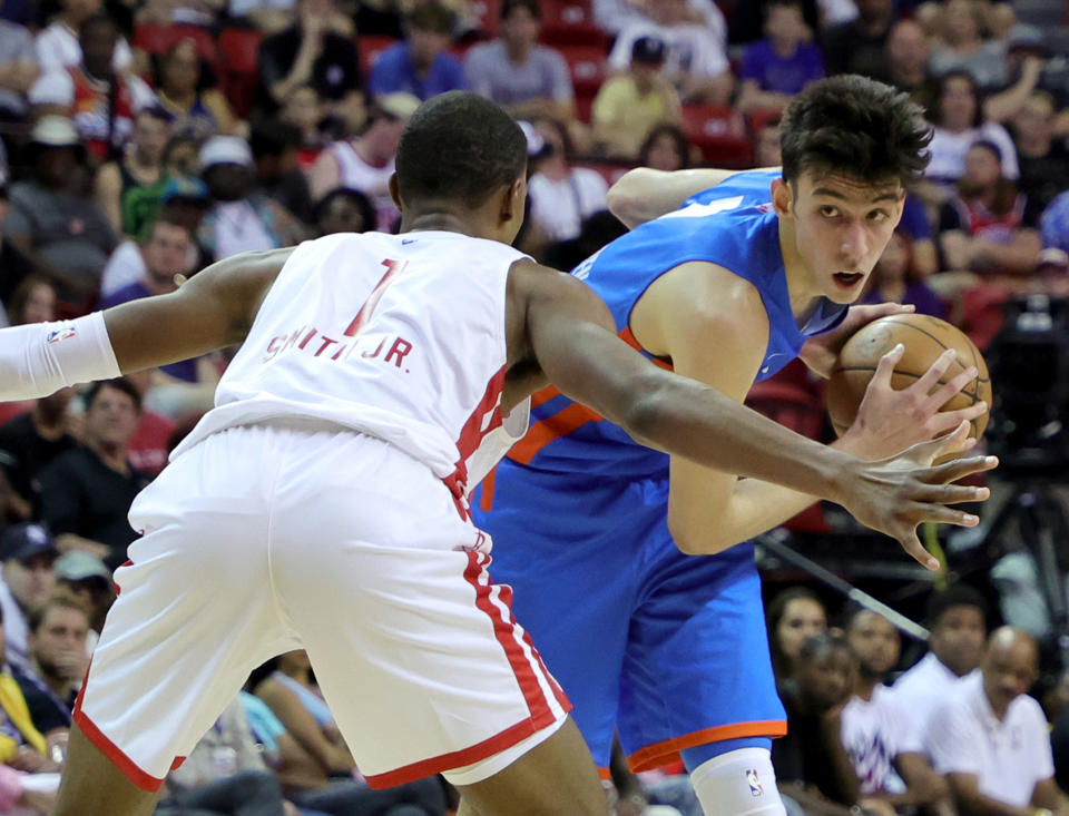 Oklahoma City Thunder rookie Chet Holmgren is guarded by Houston Rockets rookie Jabari Smith Jr. during the 2022 NBA Summer League at the Thomas &amp; Mack Center in Las Vegas on July 9, 2022. (Ethan Miller/Getty Images)