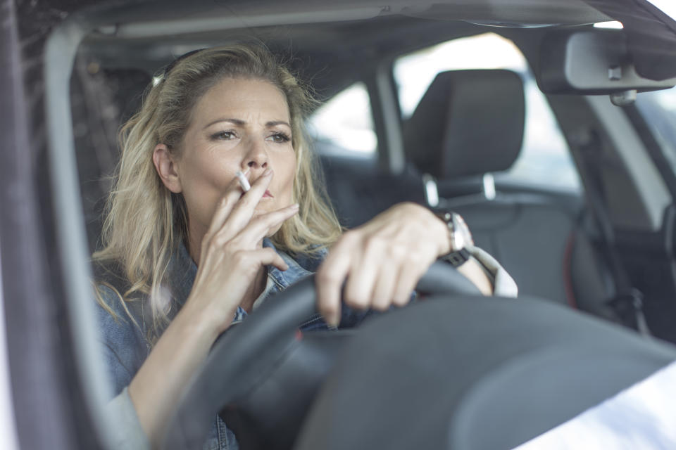 Fumar dentro del auto está entre las principales razones que hacen reconsiderar la compra, según What Car? Foto: Getty Images