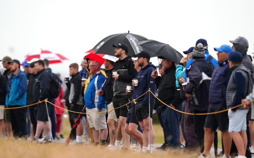 Spectators brave the early alarm calls and rain at St Andrews&nbsp;