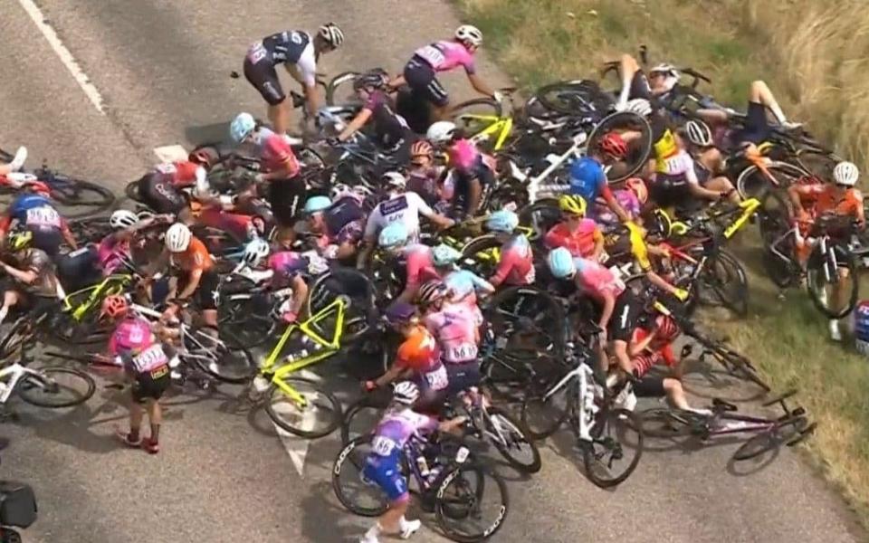 Watch: Mass pile-up overshadows stage five at Tour de France Femmes before Lorena Wiebes sprints to victory - EUROSPORT / GCN+