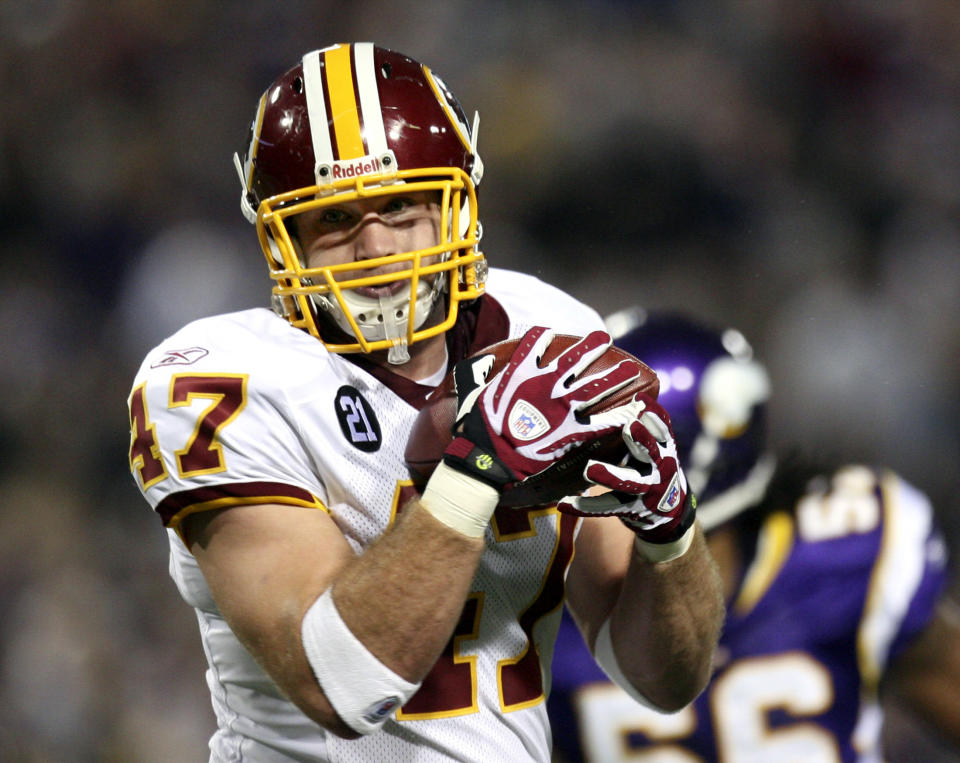 Washington Redskins tight end Chris Cooley catches a pass from quarterback Todd Collins for a 33-yard touchdown against the Minnesota Vikings during the first quarter of their National Football League game at the Metrodome in Minneapolis, December 23, 2007. REUTERS/Eric Miller (UNITED STATES)