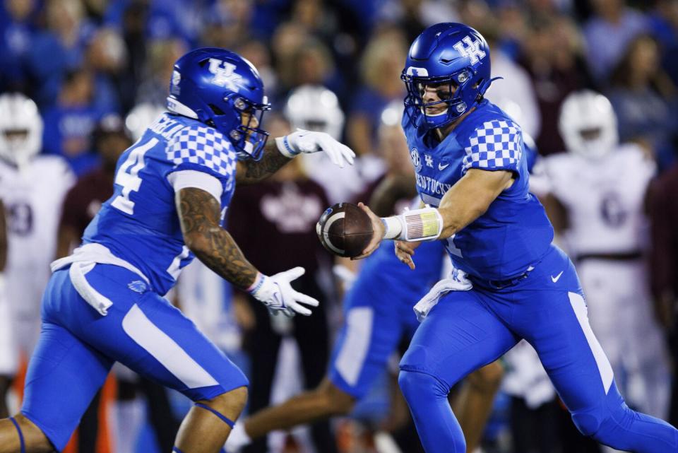 Kentucky quarterback Will Levis hands off the ball to running back Chris Rodriguez Jr.