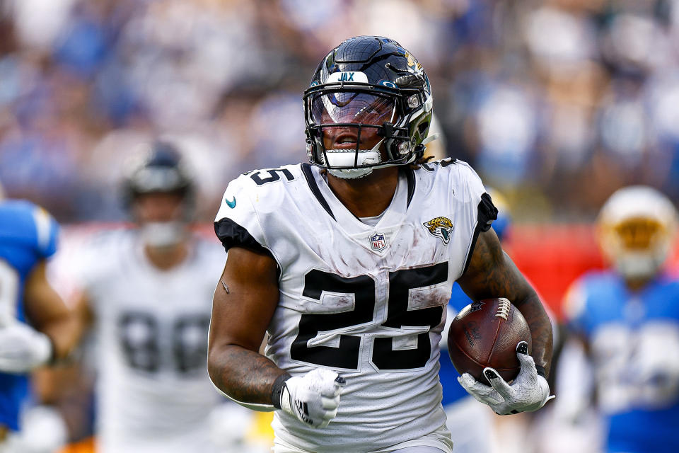 Jaguars RB James Robinson is due for a bounce-back week in fantasy football.