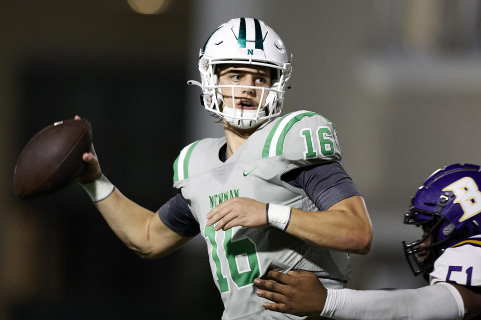 NEW ORLEANS, LOUISIANA - SEPTEMBER 16: Arch Manning #16 of Isidore Newman High School in action against Benton High School on September 16, 2022 in New Orleans, LA. (Photo by Chris Graythen/Getty Images)