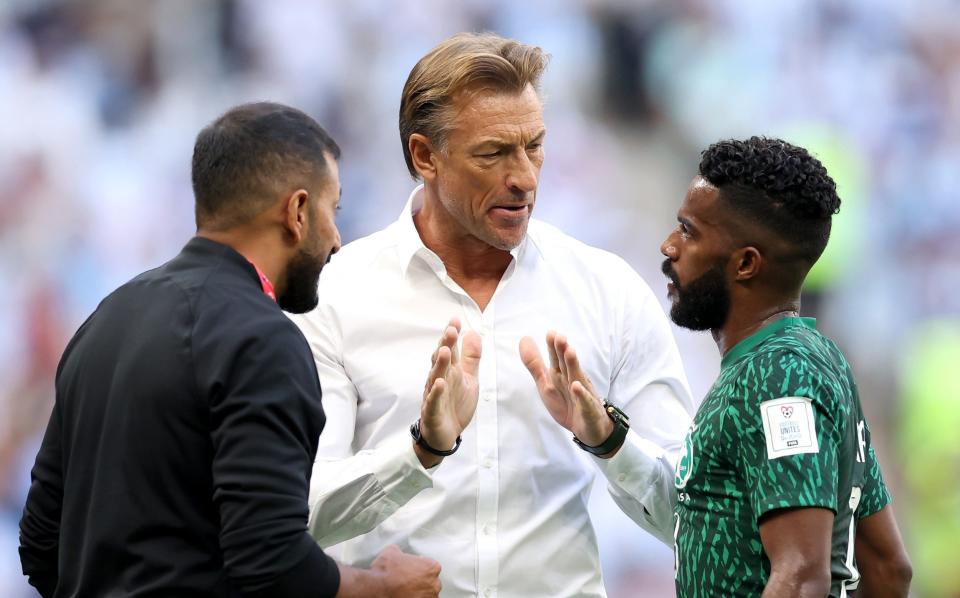 Herve Renard, Head Coach of Saudi Arabia, gives their team instructions during the FIFA World Cup Qatar 2022 - GETTY IMAGES