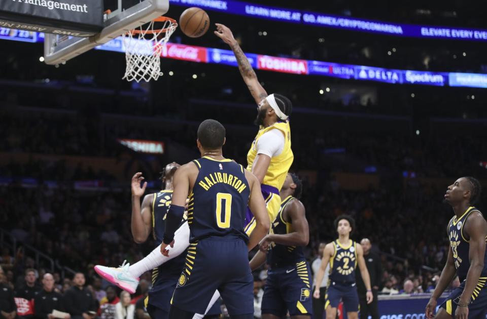 Anthony Davis dunks for the Lakers.