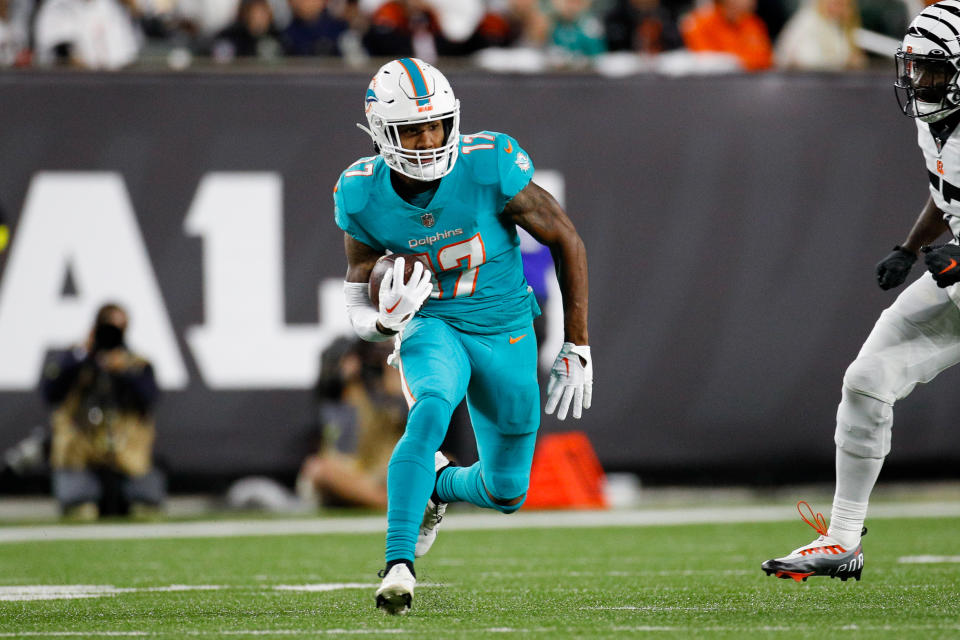 CINCINNATI, OH - SEPTEMBER 29: Miami Dolphins wide receiver Jaylen Waddle (17) carries the ball during the game against the Miami Dolphins and the Cincinnati Bengals on September 29, 2022, at Paycor Stadium in Cincinnati, OH. (Photo by Ian Johnson/Icon Sportswire via Getty Images)