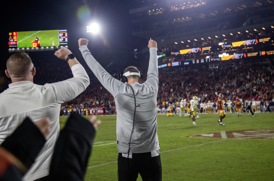 LOS ANGELES, CA - NOVEMBER 26, 2022: USC Trojans head coach Lincoln Riley reacts after the Trojans sacked Notre Dame Fighting Irish quarterback Drew Pyne (10) late in the game at the Coliseum on November 26, 2022 in Los Angeles, California.(Gina Ferazzi / Los Angeles Times via Getty Images)
