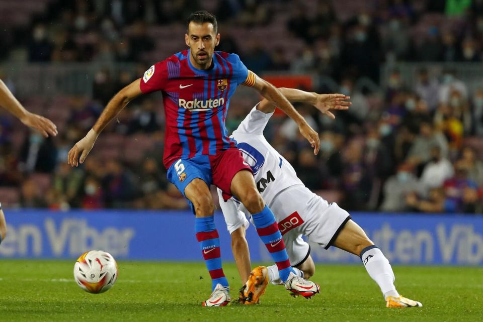 Barcelona's Sergio Busquets shields the ball during a match between Barcelona and Alaves in October 2021.