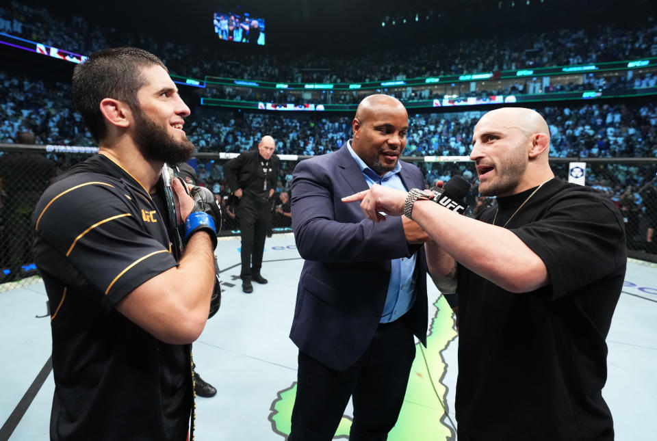 ABU DHABI, UNITED ARAB EMIRATES - OCTOBER 22: UFC featherweight champion Alexander Volkanovski (R) challenges Islam Makhachev of Russia after his victory over Charles Oliveira in their UFC lightweight championship fight during the UFC 280 event at Etihad Arena on October 22, 2022 in Abu Dhabi, United Arab Emirates. (Photo by Chris Unger/Zuffa LLC)