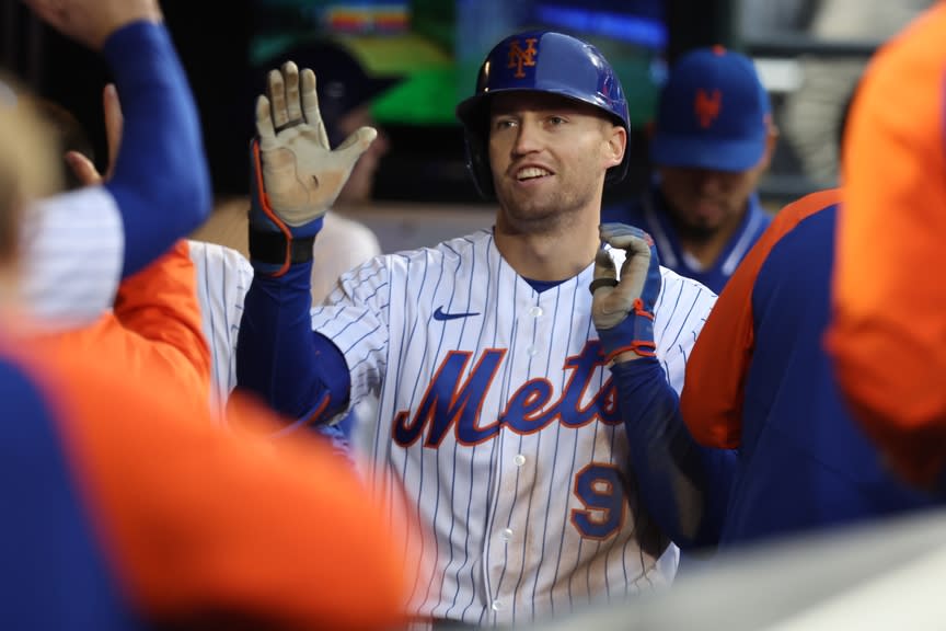 Brandon Nimmo gets high-fives in dugout at home