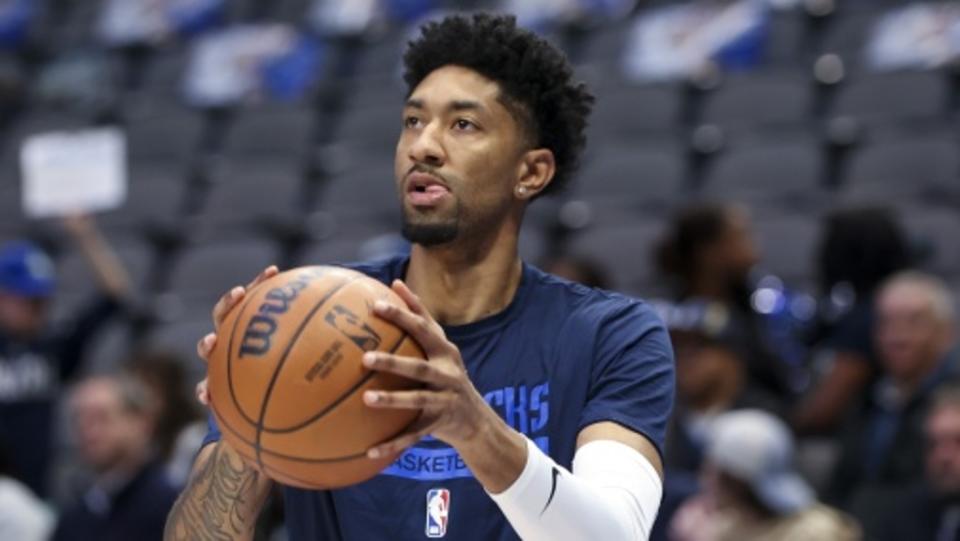 Dallas Mavericks forward Christian Wood (35) warms up before the game against the Cleveland Cavaliers at American Airlines Center