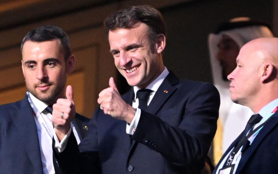 French President Emmanuel Macron (C) gives thumbs-up ahead of the start of the Qatar 2022 World Cup final football match between Argentina and France at Lusail Stadium - Getty Images/Kirill Kudryavtsev