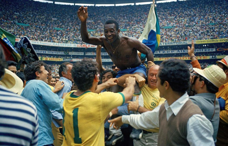 Edson Arantes Do Nascimento Pele of Brazil celebrates the victory after winnings the 1970 World Cup in Mexico match between Brazil and Italy at Estadio Azteca on 21 June in Città del Messico. Mexico (Photo by Alessandro Sabattini/Getty Images)