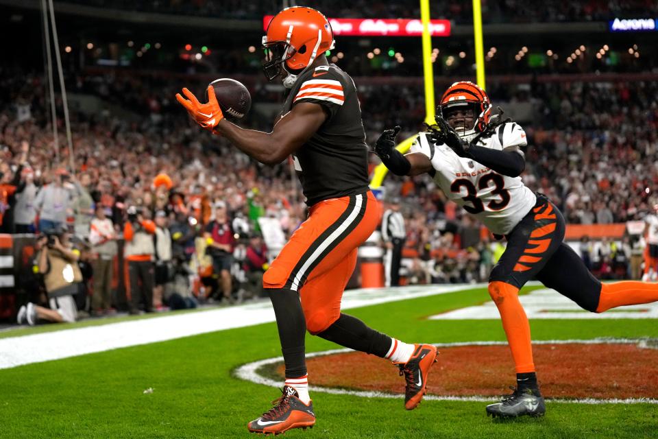 Cleveland Browns wide receiver Amari Cooper catches a touchdown pass as Cincinnati Bengals cornerback Tre Flowers defends.