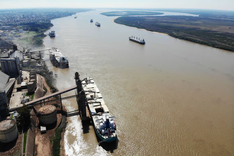 A pesar de la bajante, gran cantidad de barcos siguen operando en los distintos puertos exportadores desde San Lorenzo hasta Timbu Marcelo Manera