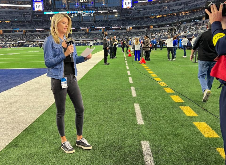 Sunday Night Football sideline reporter Melissa Stark has four kids — and also one of the most high-profile sports media jobs in America. How does she manage both? (Jori Epstein/Yahoo Sports)