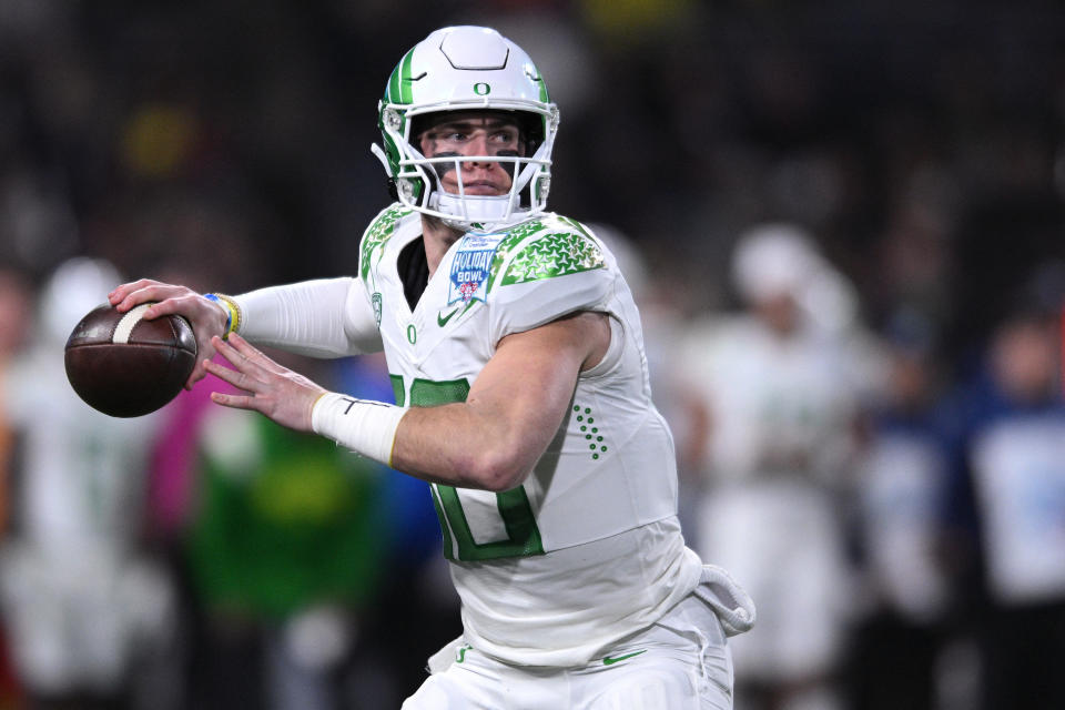 Dec 28, 2022; San Diego, CA, USA; Oregon Ducks quarterback Bo Nix (10) throws a pass against the North Carolina Tar Heels during the second quarter of the 2022 Holiday Bowl at Petco Park. Mandatory Credit: Orlando Ramirez-USA TODAY Sports