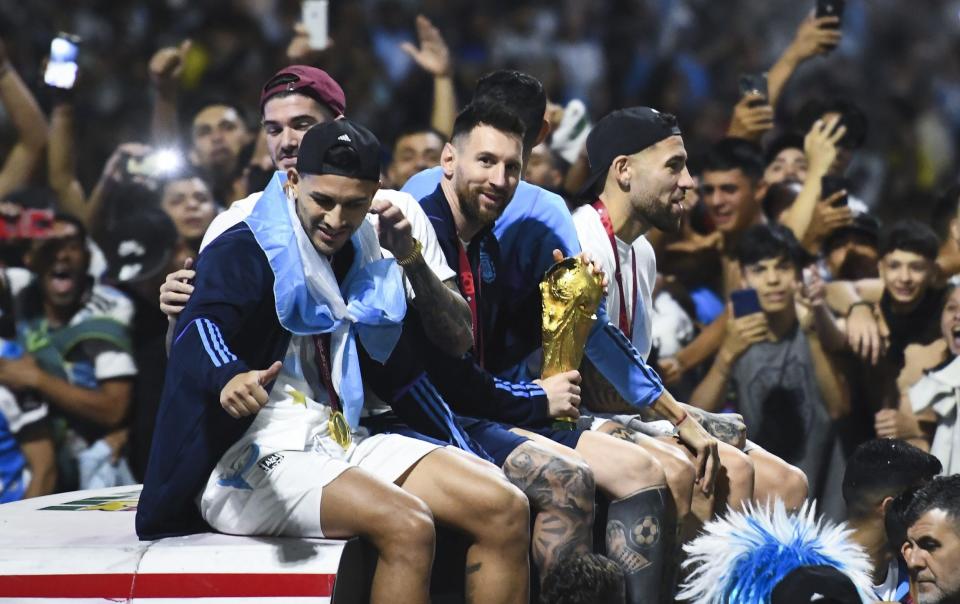 Watch: Lionel Messi nearly hit by overhead cable during Argentina's open-top bus celebration - Getty Images/Rodrigo Valle