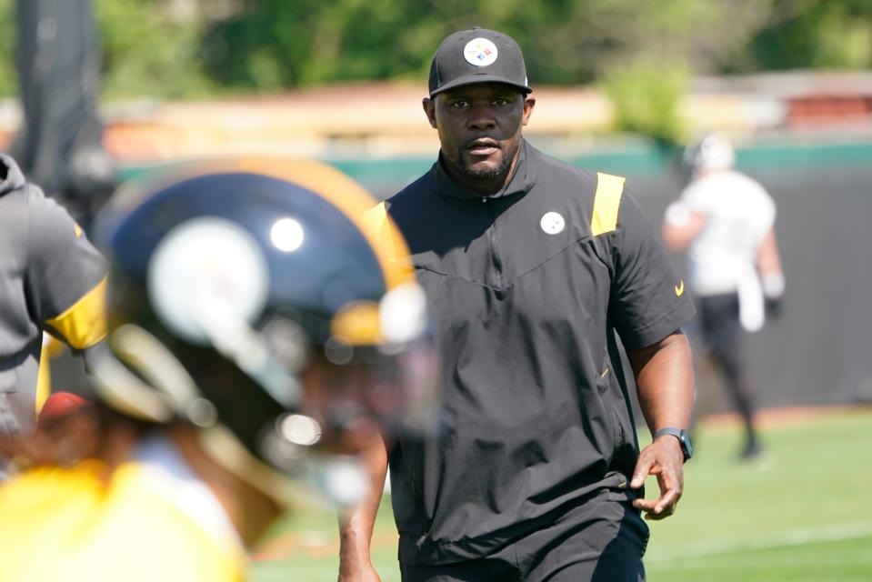 Pittsburgh Steelers senior defensive assistant Brian Flores, right, watches as the team goes through drills during an NFL football practice on Tuesday, May 31, 2022, in Pittsburgh.