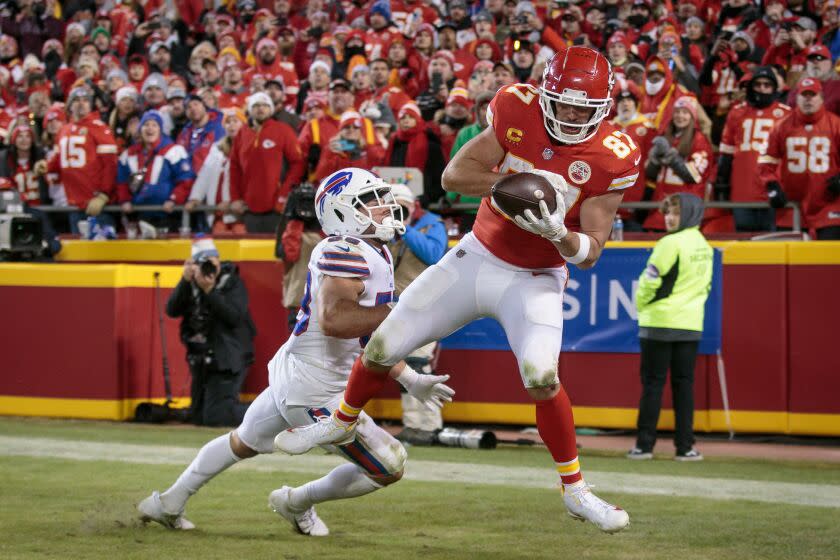 Kansas City Chiefs tight end Travis Kelce (87) makes the game winning reception in the end zone against the Buffalo Bills