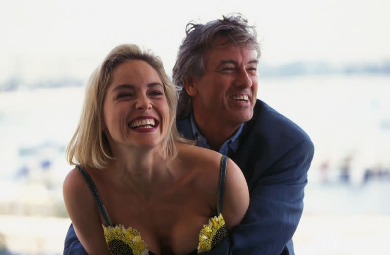 La actriz Sharon Stone y el director Paul Verhoeven en mayo de 1992 en Cannes, Francia.